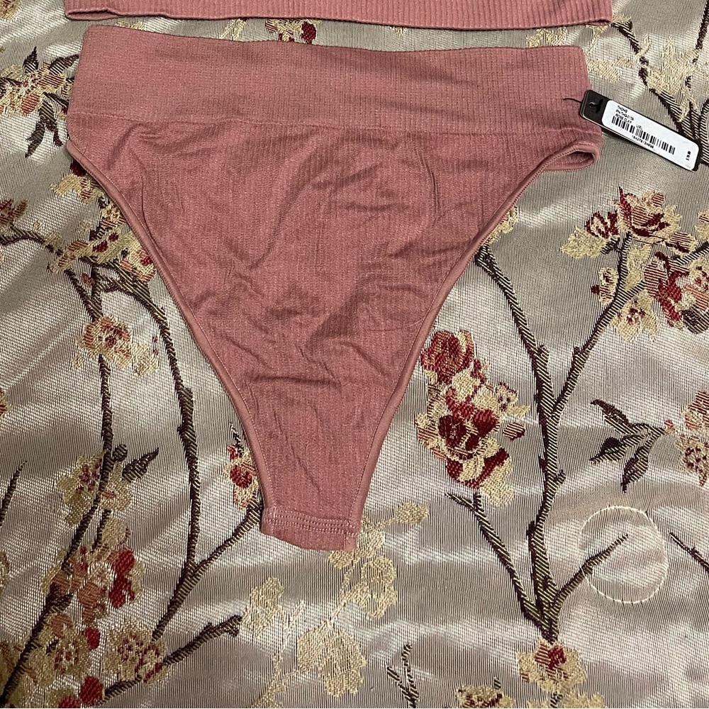 Skims thong NWT